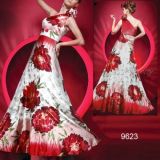 Вечернее сатиновое длинное платье с крупным принтом красные цветы и акцентом на плече - РАЗНОЕ