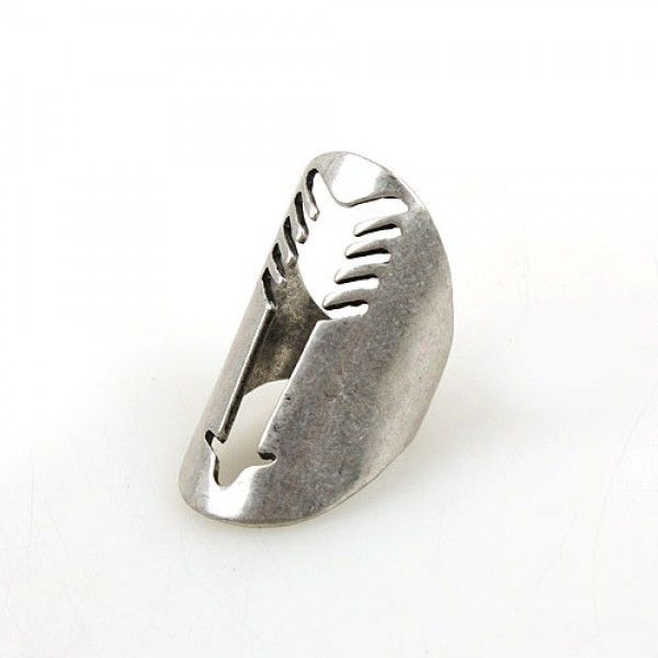 Стильное металлическое кольцо с вырезом